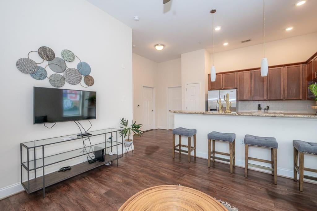 Laid Back 1Br W Comfy Living Room And Bar 샬럿 외부 사진