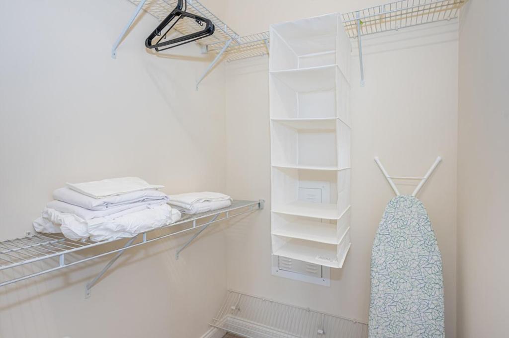 Laid Back 1Br W Comfy Living Room And Bar 샬럿 외부 사진