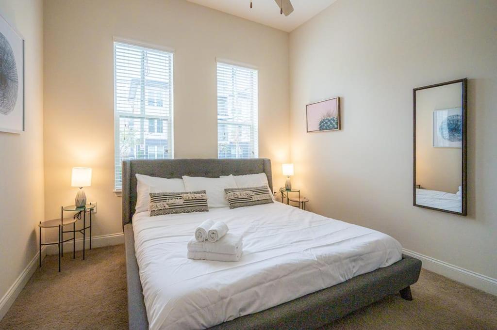 Laid Back 1Br W Comfy Living Room And Bar 샬럿 외부 사진